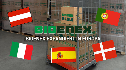 BIOENEX-Expansion in Europa Banner: Rollcontainer mit EmberGlow-Holzbriketts im Lager vor den Flaggen von Österreich, Dänemark, Italien, Spanien und Portugal mit dem Text „BIOENEX Expandiert in Europa“